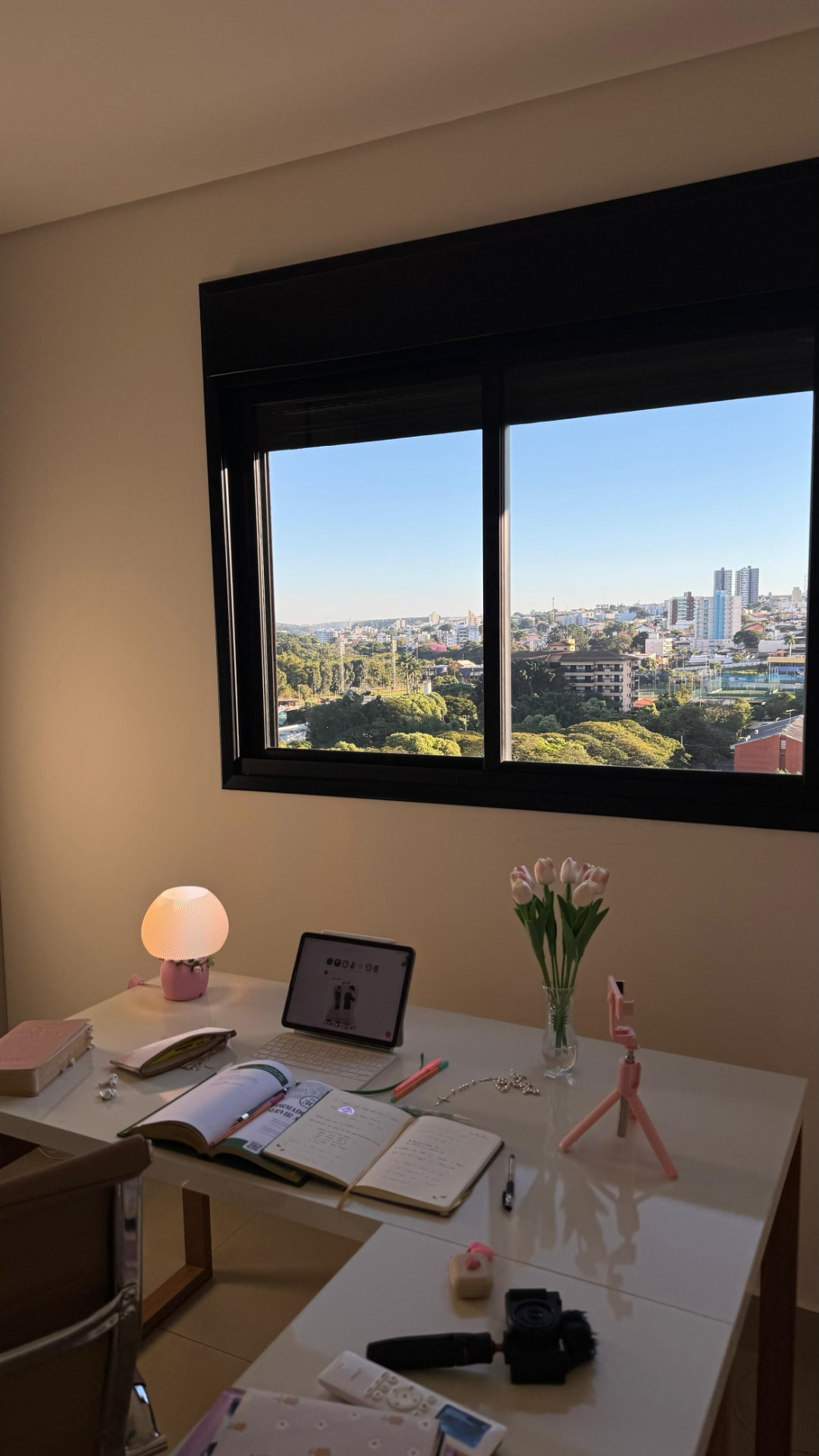 Mesa organizada para uma rotina de trabalho com foco
